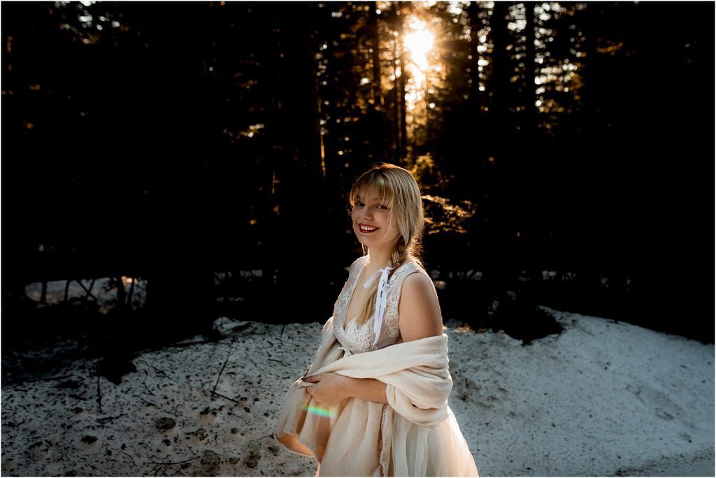 Belle mariée au coucher du soleil dans la Neige en Forêt Noir