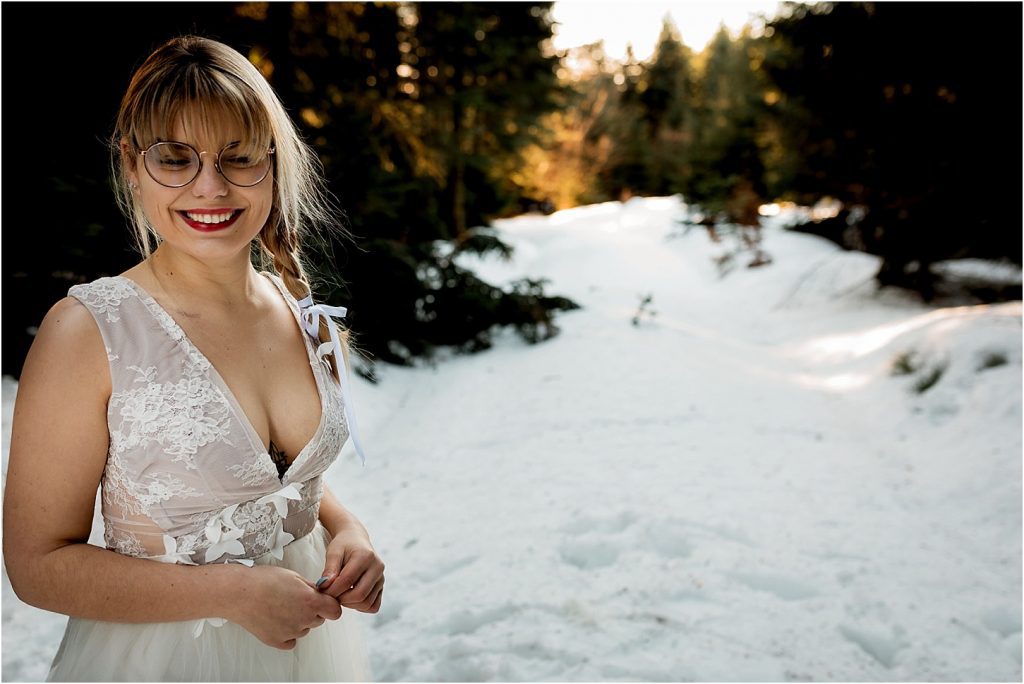 Belle mariée souriante dans la Neige en Forêt Noir