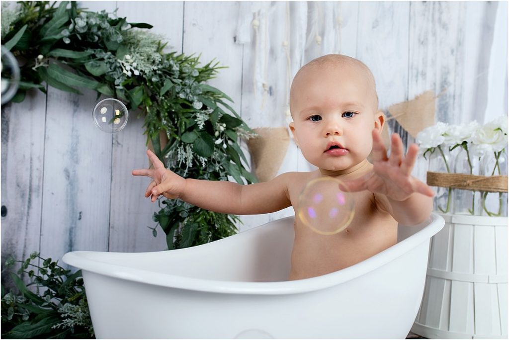 Séance photo premier anniversaire Bébé avec des bulles
