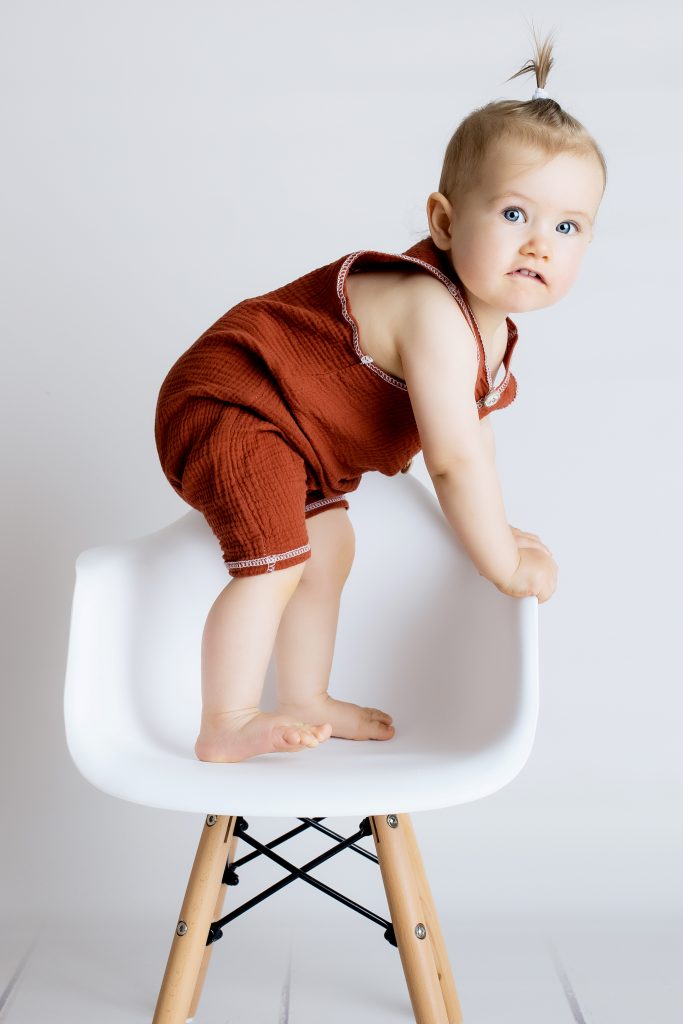 Bébé qui tient debout sur une chaise