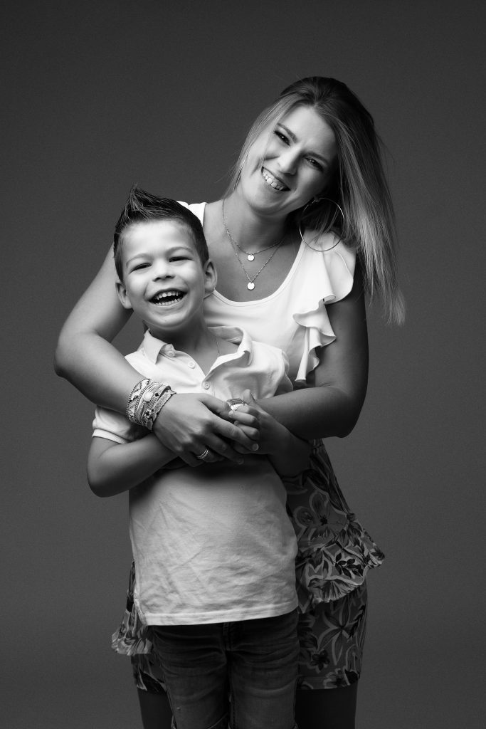 photo noir et blanc mère et fils souriant 

