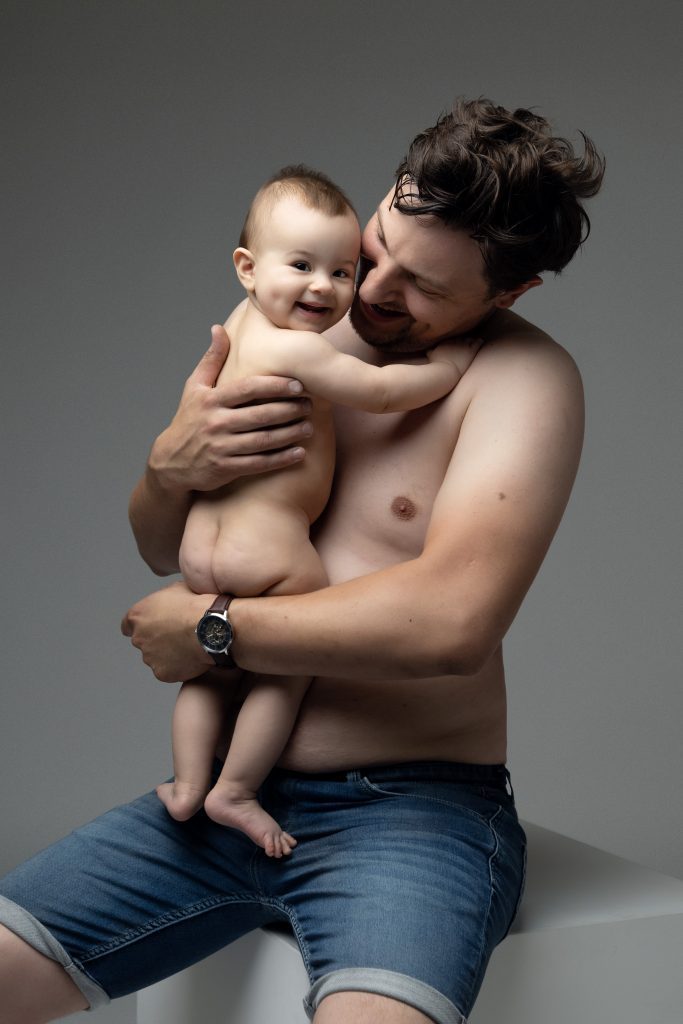 photo d'un bébé avec son papa