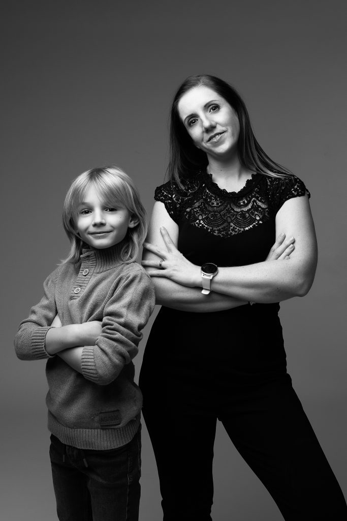 photo en noir et blanc d'une mère et son fils