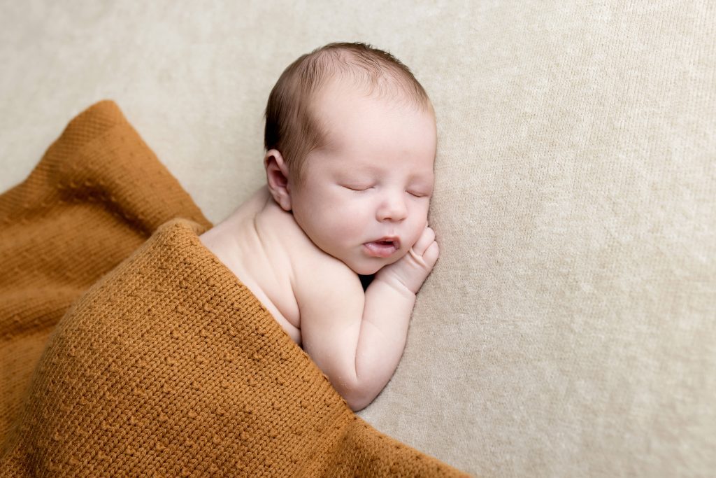 photo bébé qui dort en posing 