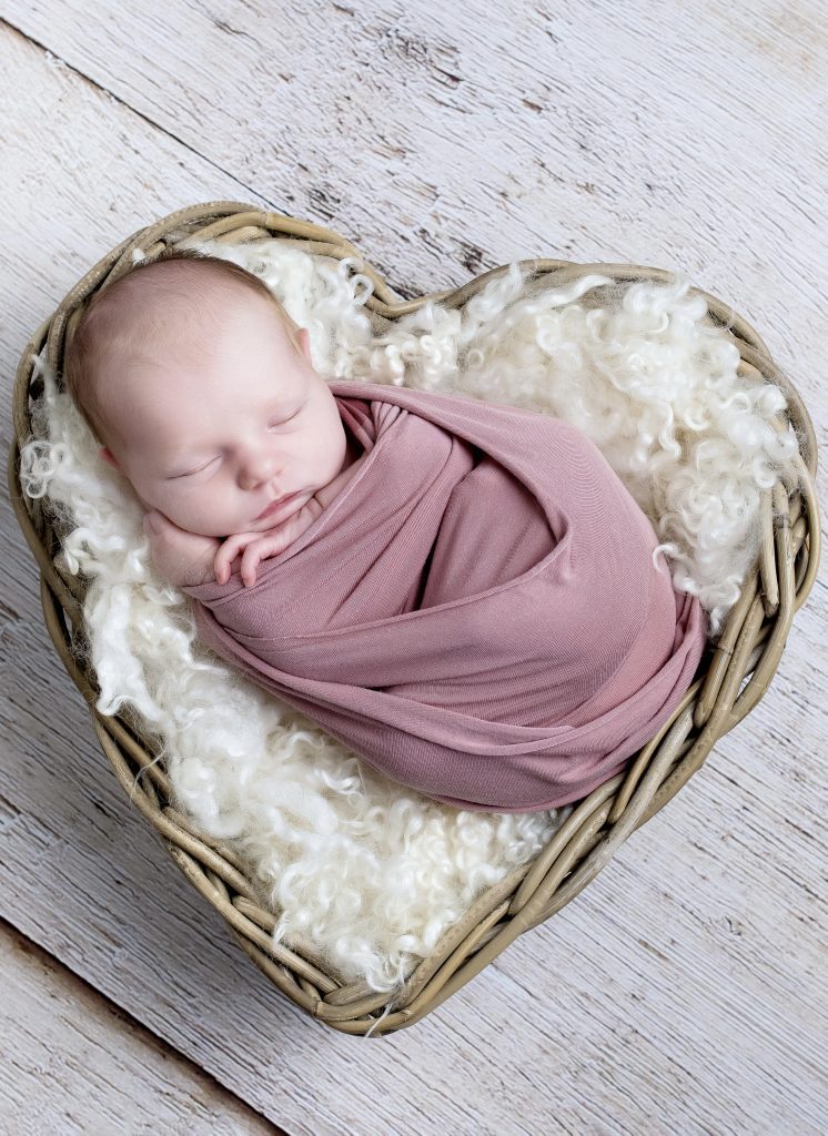 photos naissance bébé dans un panier en coeur 