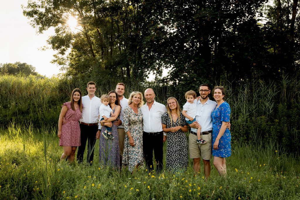 photo de toute la famille dans un pré en été 
