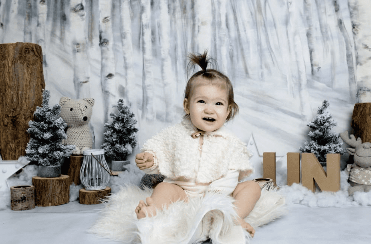 photo d'un bébé dans un décor hivernal
